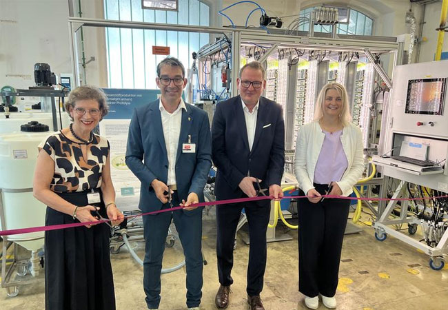 PB: Eröffnen am 3. August 2024 die SmartBioH2-Bioraffinerie (v.l.): Marion Dammann (Landrätin Landkreis Lörrach), Staatssekretär Dr. Andre Baumann, Hermann Becker (Standortleiter Evonik), Dr.-Ing. Ursula Schließmann (Projektkoordinatorin, Fraunhofer IGB) / ©: Evonik