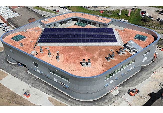PB: Neubau der Carrosserie Pfister AG in Herisau mit PVT-Anlage (240 Multi-NRG-Kollektoren) der soblue AG auf dem Gebäudedach / ©: soblue