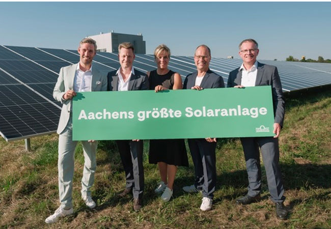 PB: Dave Gebauer, Geschäftsführer Solarimo GmbH, Gabriel Baertschi, CEO Grünenthal, M. Neubaur, stellvertretendes Ministerpräsident*in des Landes Nordrhein-Westfalen, Christoph Hausser, Standortleiter Grünenthal Deutschland, und Niklas Wiegand, Geschäftsführer ENGIE Deutschland GmbH (v. l. n. r.), bei der Einweihung Aachens größter Solaranlage. // Bildquelle: Laura Schmatz / ENGIE Deutschland; Abdruck bei Nennung der Quelle honorarfrei / ©: ENGIE
