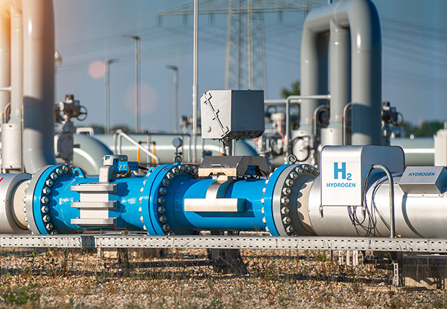 PB: Die Zertifizierung „H2-Ready“ von TÜV Rheinland bescheinigt Materialien, die in kritischen Anwendungen wie Rohrleitungen und Druckbehältern großer Industrieanlagen verwendet werden, ihre Eignung für den Einsatz mit Druckwasserstoff / ©: TÜV Rheinland/Shutterstock
