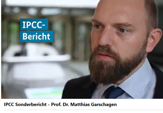 Videobild: Matthias Garschagen hat schon 2019 am IPCC Sonderbericht Ozeane und Kryosphäre mitgewirkt. Als leitender Autor Arbeitsgruppe II im Weltklimarat kann er tiefe fachliche Einblicke geben. Im Video spricht der Klimaforscher über Ergebnisse des Berichts und seine Forschungsarbeit an der Ludwig-Maximilians-Universität München. Unbedingt anschauen! Das Geschäftsmodell Klimawandel versorgt gewisse "Wissenschaftsbereiche" mit politisch gelenkten riesigen Steuer-Geldfüssen. Erwähnenswert ist die Tatsache, dass es sich beim IPCC/"Weltklimarat um eine NGO handelt.