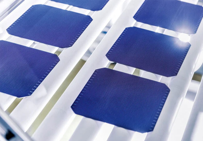 PB: Der bestehende Zellproduktionsstandort Thalheim (Stadt Bitterfeld-Wolfen), Deutschland, wird weiterhin voll betrieben und soll – anders als bisher geplant – auch zukünftig das Rückgrat der Solarzellenversorgung von Meyer Burger bilden.