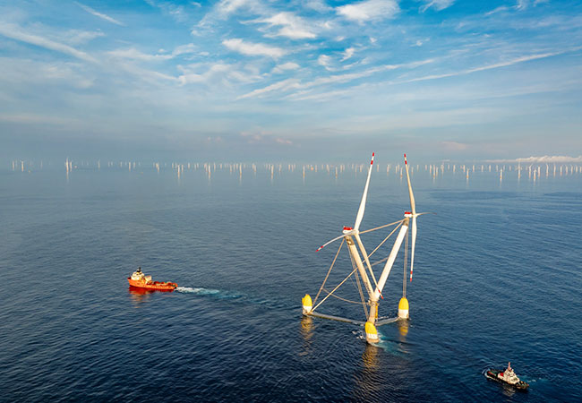 PB: Nach einem 191 Seemeilen langen, über 50 Stunden dauernden Schleppvorgang markiert die Ankunft der Plattform den Beginn einer neuen Ära der grünen Energie und wird den Standard für die Offshore-Windkrafttechnologie setzen.  / ©: Mingyang