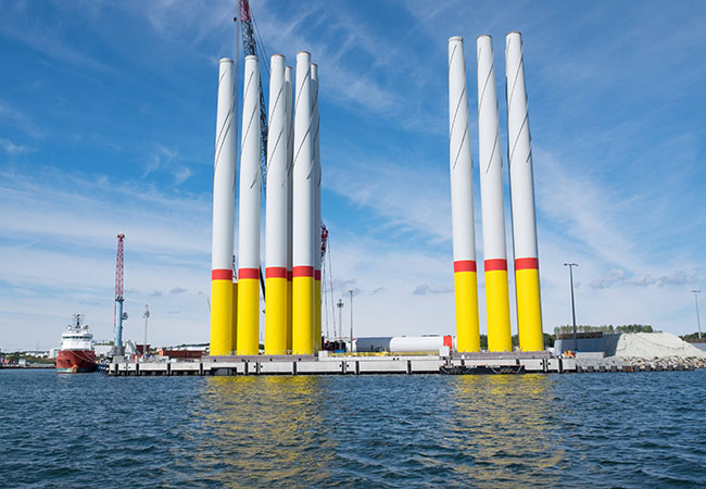 Foto: Mukran Port: Mit direkter Anbindung zur offenen See und großzügigen Schwerlastflächen ist dieser Hafen ein entscheidender Hub für die Offshore-Windindustrie im Ostseeraum. / Bildquelle: Frank Glimm