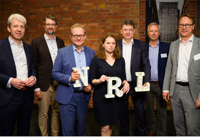 PB: vlnr: Detlev Wösten, Geschäftsführung H+R Ölwerke Schindler GmbH; Mike Blicker, NRL-Projektkoordinator; Jens Kerstan, Senator für Umwelt, Klima, Energie und Agrarwirtschaft der Freien und Hansestadt Hamburg; Dr. Melanie Leonhard, Senatorin für Wirtschaft und Innovation der Freien und Hansestadt Hamburg; Reinhard Meyer, Minister für Wirtschaft, Infrastruktur, Tourismus und Arbeit des Landes Mecklenburg-Vorpommern; Matthias Boxberger, Vorstandsvorsitzender Hansewerk AG; Christian Heine, Geschäftsführer Hamburger Energiewerke GmbH / ©: Gregor Fischer/NRL