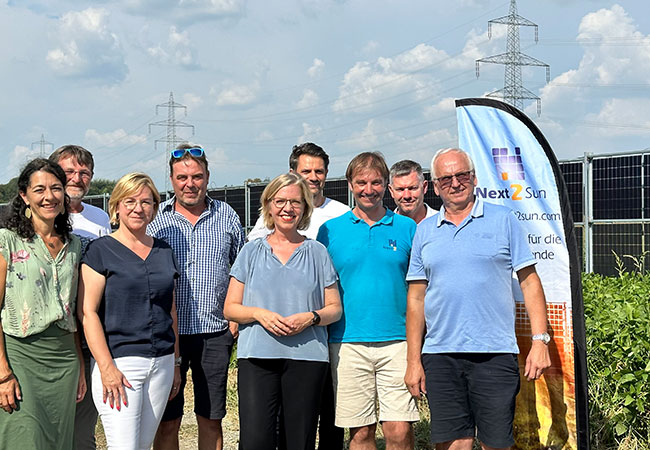 PB: Österreichs Bundesminister*in für Klimaschutz Gewessler zu Besuch im Next2Sun Agri-Solarpark Neudorf an der Mur (v.l.n.r. S. Krautwaschl (Abgeordnetes zum Steirischen Landtag), A. Lackner (Abgeordnetes zum Steirischen Landtag), Karin Stromberger (Bürgermeisterin Gabersdorf), Josef Gründl (G&G Sonnenstrom GmbH), L. Gewessler (Bundesminister*in für Klimaschutz, Umwelt, Energie, Mobilität, Innovation und Technologie), J. Schwarz (Abgeordnetes zum Nationalrat), Sascha Krause-Tünker (Vorstand Next2Sun AG), Wolfgang Prugmaier (Vizebürgermeister Gabersdorf), Peter Gsell (G&G Sonnenstrom GmbH)) / ©: Next2Sun
