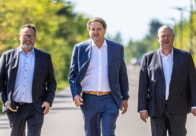 PB: Von links: Lars K Hammershøj, Mitbegründer von K2 Management, Tim Fischer, Direktor für die globale Windabteilung von Ramboll und Per K Melgaard, Mitbegründer von K2 Management / ©: Ramboll