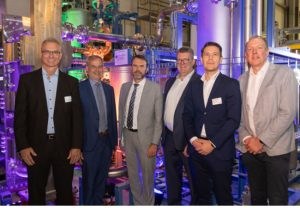 PB: Weihten den Teststand ein (v.l.n.r.): Dr. Peter Geskes (Siemens Energy), Till Mansmann (Innovationsbeauftragter „Grüner Wasserstoff“ im Bundesforschungsministerium), Prof. Dr. Peter Jansens (Bereichsvorstand Energie, FZJ), Prof. Rüdiger Eichel (FZJ), Rafael Oliveira (Siemens Energy), Dr. Christoph Rövekamp (Leiter des zuständigen Fachreferats im Bundesforschungsministerium) / ©: Forschungszentrum Jülich
