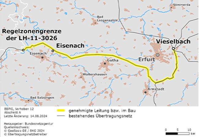 PB: Vieselbach – Regelzonengrenze: Die fest­gelegte Trasse beginnt am Umspann­werk Vieselbach. Sie umgeht zunächst den Ballungs­raum Erfurt süd­östlich und verläuft dann weiter Richtung Westen. Sie passiert Gotha nördlich und verläuft weiter westlich bis zum Umspann­werk Eisenach. Von dort führt die Trasse weiter in westlicher Richtung. Der Abschnitt endet an der Grenze zwischen den Regel­zonen von TenneT und 50Hertz (Mast 134) in un­mittelbarer Nähe zur thüringisch-hessischen Landes­grenze.