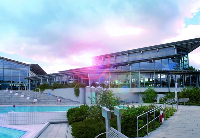 PB: Sektorkopplung in Treuchtlingen: Als erstes Projekt wird die Wärmeversorgung der Altmühltherme durch ein Wärmepumpenkonzept ergänzt, was den Erdgasverbrauch deutlich reduzieren wird. Der Strom soll CO₂-neutral von einer PV-Anlage auf dem Parkhaus der Therme bereitgestellt werden.