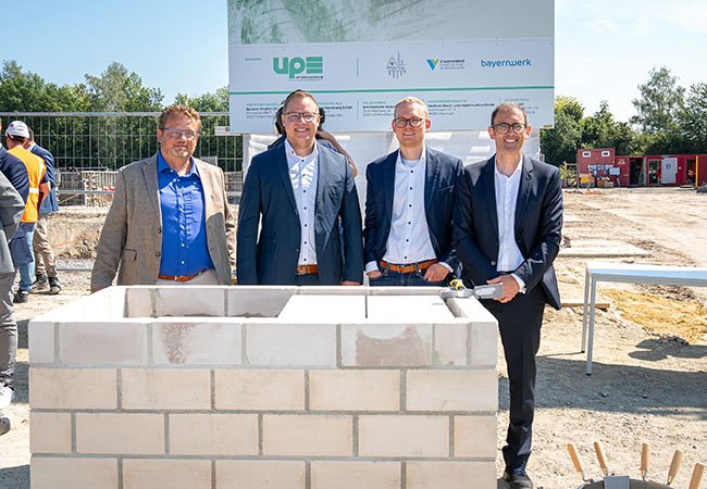 PB: v. l. n. r.: Thomas Schmidmeier (Geschäftsführer Schmidmeier NaturEnergie GmbH), Robert Heider (Geschäftsführer UP Energiewerke GmbH), Stefan Pscheidl (Geschäftsführer UP Energiewerke GmbH), Ferdinand Schmidmeier (Geschäftsführer Schmidmeier NaturEnergie GmbH). Foto: Schmidmeier NaturEnergie