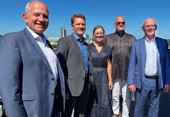 PB: Von der Unterzeichnungszeremonie in Hamburg. Von links nach rechts: Alexander Kotschi, Hannes Reuter, Bettina Kamuk, Jörn Wandschneider und Martin Gutjahr / ©: Ramboll