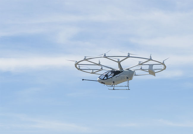 PB: Der VoloCity ist ein elektrisch angetriebenes Luftfahrzeug, das autonom fliegen und senkrecht starten und landen kann. Es wird vom deutschen Hersteller Volocopter hergestellt. / Credit: Volocopter