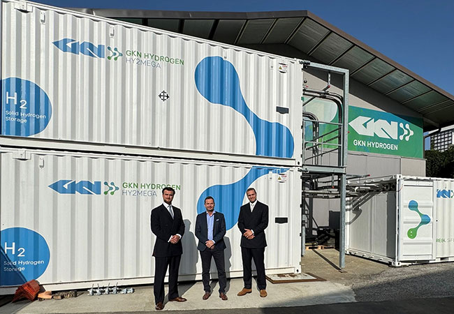 PB: Langley Holdings' Board Mitglieder Bernard Langley und William Langley (links und rechts) mit Guido Degen, CEO GKN Hydrogen (Mitte) am Standort in Pfalzen, Südtirol, Italien.