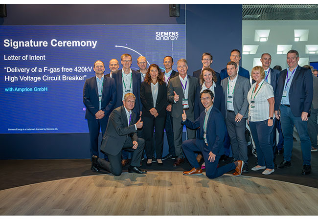 PB: Amprion-CTO Dr. Hendrik Neumann (1. v. l.) und Dr. Daniel Eichhoff, Leiter Stationen bei Amprion, (3. v. l., zweite Reihe) zusammen mit Vertreter*innen von Siemens Energy am Mittwoch in Paris