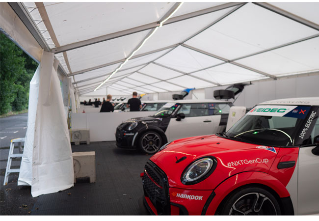PB: 20 für den Rennsport ausgerüstete elektrische Mini Cooper werden an Schnellladestationen aufgeladen, die – anders als normale Ladestationen – Gleichstrom statt Wechselstrom liefern