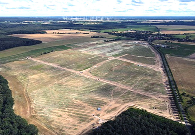 PB: Im brandenburgischen Zeschdorf-Petershagen nahe Frankfurt (Oder) entsteht derzeit die mit einer Gesamtleistung von 70 Megawatt peak installierter Leistung größte von der naturstrom-Gruppe errichtete Photovoltaik-Freiflächenanlage.