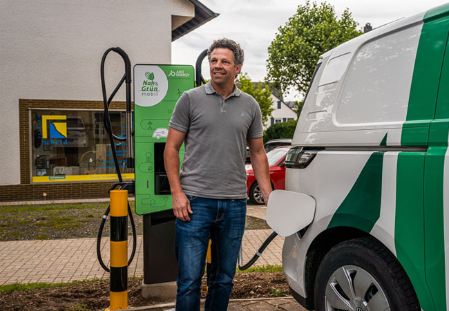 PB: ABO Energy-Geschäftsführer Dr. Thomas Treiling weiht die erste Nah&Grün Mobil-Ladesäule in Thalfang ein. / ©: ABO Energy GmbH & Co. KGaA