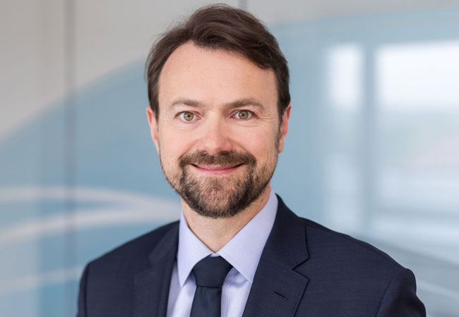 PB: Dr. Felix Grolman, CEO der VSB Gruppe, betont, dass die langfristige Zusammenarbeit zwischen VSB Frankreich und Carrefour einen wichtigen Schritt darstellt, um die Nutzung Erneuerbarer Energien voranzutreiben und gleichzeitig wirtschaftlichen Mehrwert zu schaffen, wobei langfristige Stromabnahmeverträge Unternehmen eine attraktive Möglichkeit bieten, ihre Nachhaltigkeitsziele zu erreichen. / ©: VSB Group/Ben Gierig