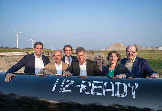 PB: Habeck Besuch in Emden, Bundeswirtschaftsminister besichtig Baufeld für 320-Megawatt-Elektrolyseur mit nieder-sächsischen Ministern Lies und Meyer und niederländischer General-Konsulin Tijmes / ©: EWE