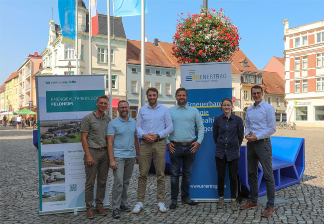 PB: Gruppenbild Energiequelle und ENERTRAG auf dem Rathausplatz Senftenberg / ©: ENERTRAG/Michael Rassinger
