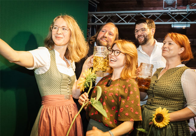 PB: Von links nach rechts: Wer sieht so deutsch aus wie Eva Lettenbauer, Anton Hofreiter, Marlene Schönberger, Johannes Becher, Mia Goller. / Foto: Andreas Gregor