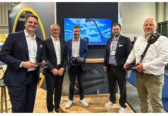PB: Symbolische Übergabe eines PALFINGER VR1 Trainingssimulators auf der WindEnergy Hamburg (vlnr): Lars Brenne, Managing Director Central Europe RelyOn; Torben Harring, CEO RelyOn; Hubert Wallner, Head of Digital Product Line PALFINGER; Klaus Schreiber, VP Sales & Service PALFINGER MARINE; Per Christoffersen, Crane Specialist RelyOn. / ©: PALFINGER
