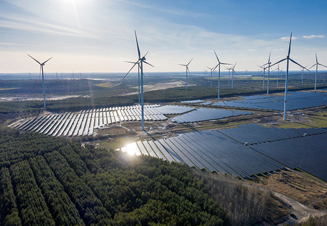 PB: Die Kombination von Freiflächenphotovoltaik (PV) unter Windenergieanlagen maximiert die Energieerträge und verbessert die Flächeneffizienz. (Foto: GP JOULE) 