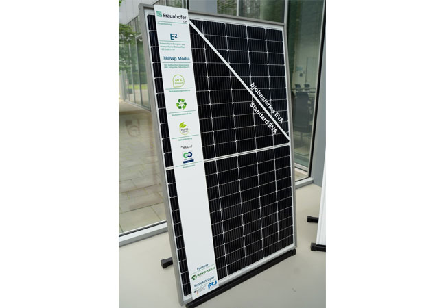 PB: Das 380 Watt-Solarmodul entstand als »Bio-Modul-Prototyp« innerhalb des Projekts »E2 – E-Quadrat. Erneuerbare Energien aus Erneuerbaren Rohstoffen«. / ©: Fraunhofer CSP