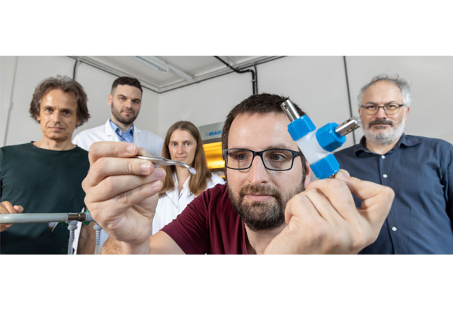 PB: Daniel Knez hält eine Probe des Batteriematerials mit einer Pinzette. Im Hintergrund (v.l.) Werner Grogger, Nikola Šimić, Anna Jodlbauer und Gerald Kothleitner. Bildquelle: Lunghammer - TU Graz