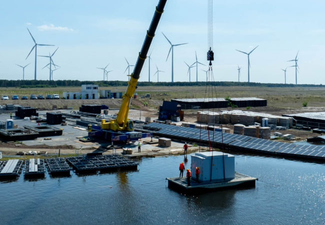 PB: Ein Kran setzt die Trafostation in ein Trafoboot