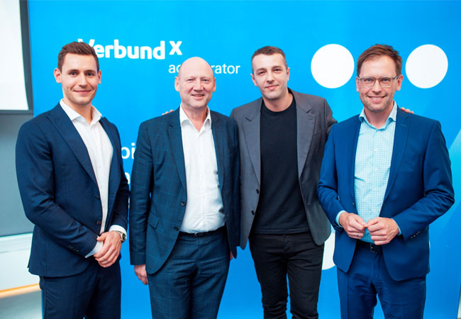 PB: vlnr: Sebastian Schenk (Investment Manager, VERBUND X Ventures), Achim Kaspar (Mitglied des Vorstands, VERBUND), Matei Stratan (CEO und Co-Founder, Ogre AI), Franz Zöchbauer (Managing Director, VERBUND X Ventures) Copyright TenThirty, Elmas Libohova Urheber Produktfotos: Ogre AI Personen im Gruppenfoto vlnr • Sebastian Schenk (Investment Manager, VERBUND X Ventures) • Achim Kaspar (COO, VERBUND) • Matei Stratan (CEO und Co-Founder, Ogre AI) • Franz Zöchbauer (Managing Director, VERBUND X Ventures)