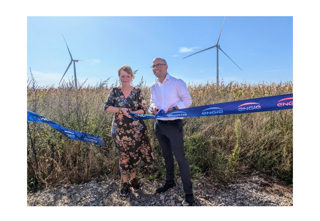 PB: Vierfacher Energieertrag nach Repowering: Annegret Schwarz, Bürgermeisterin der Einheitsgemeinde Stadt Bismark (Altmark), und Malte Künzer, Direktor Projektentwicklung & Bau Wind & PV bei ENGIE Deutschland Erneuerbare, weihten feierlich den Windpark Querstedt-Badingen ein. // Bildquelle: ENGIE