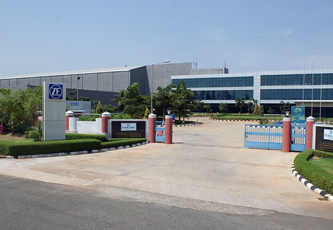 PB: Kapazitätserweiterung: ZF Wind Power baut 13,2-MW-Windgetriebe-Prüfstand in Indien für die 50 GW Windgetriebefertigung - ZF Wind Power Coimbatore Pvt. Ltd. ZF Wind Power ist ein weltweit etablierter Entwickler, Hersteller und Lieferant von fortschrittlichen Getriebelösungen. Das Unternehmen beliefert große Hersteller von getriebegetriebenen Windturbinen mit einer Getriebeleistung von bis zu 9,5 MW und bedient alle wichtigen Windkraftsegmente. Produkte von ZF Wind Power Coimbatore werden in Onshore- und Offshore-Windparks installiert. / ©: ZF Wind Power India