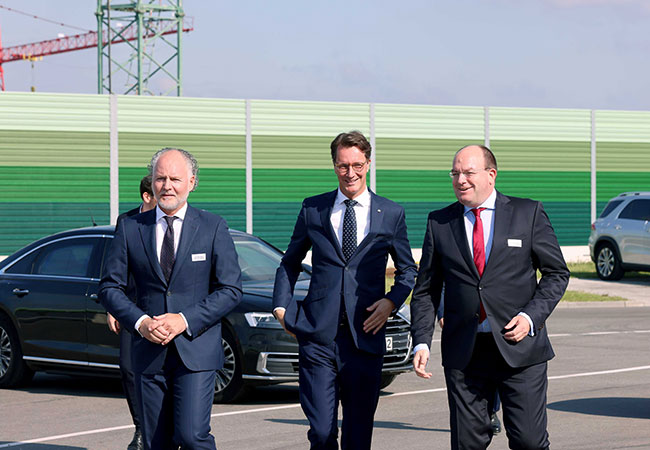 PB: duisport-Vorstände Lars Nennhaus (l.) und Markus Bangen (r.) begrüßten das Ministerpräsident*in Wüst zur Eröffnung des Duisburg Gateway Terminals (DGT). / Fotos: duisport/Marco Stepniak