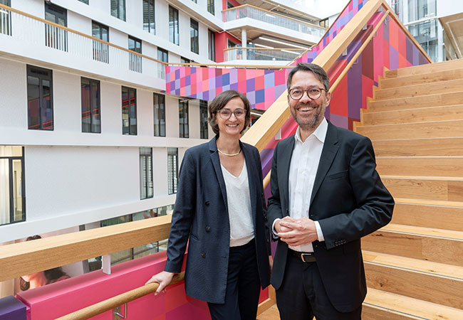 PB: Stellen das erfreuliche Ergebnis der enercity-Halbjahresbilanz vor: Vorstandsvorsitzende Aurélie Alemany und Prof. Dr. Marc Hansmann / ©: Tim Schaarschmidt/enercity