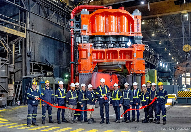 PB: Mitarbeiter der Finkl Steel-Sorel, einem Unternehmen der Swiss Steel Group bei der Inbetriebnahme der neuen Presse gemeinsam mit ihrem CEO Frank Koch, Bildmitte) der aus der Schweiz zu diesem Anlass anreiste. / ©: Swiss Steel Group