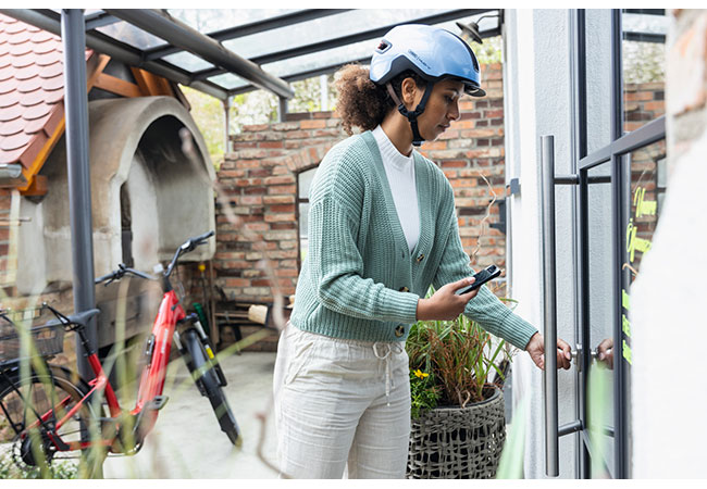 PB: Haustür, Terrassentür, Vorhang- und sogar Fahrradschlösser per App schlüssellos bedienen – ABUS ONE. / ®: ABUS 