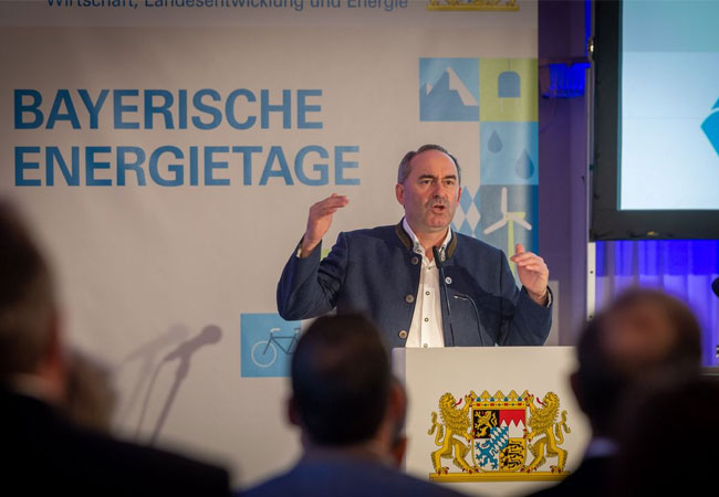 PB: Aiwanger will mit Beteiligung der Bürger Akzeptanz für Windparks und Solarparks stärken / ©: stmwi.bayern