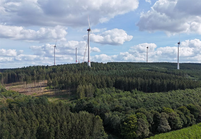 Pressefotos: JUWI installiert zehntes Windrad im Windpark Veldenz nordöstlich von Trier / ©: JUWI
