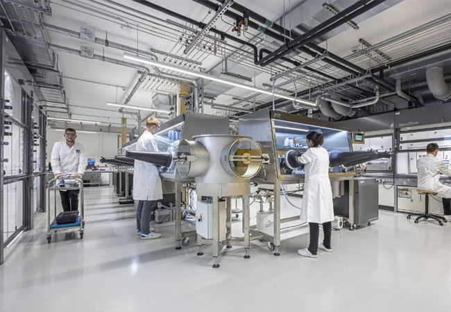 PB: Entwicklung neuer Batterietechnologien im Solid State Batterielabor. / ©: Fraunhofer ISE / Foto: Michael Spiegelhalter