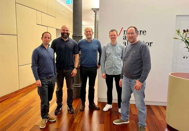 PB: Von links nach rechts: Remi Gruszka (GPS), Arsalan Zangeneh (hello sun!), Sönke Tangermann (GPE), Mathias Weidle (GPS), Marcel Kummerfeld (hello sun!) / Foto: Green Planet Energy