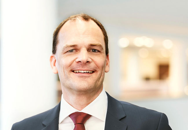 PB: Dr. Hendrik Neumann ist seit 2021 Mitglied der Geschäftsführung der Amprion GmbH. Als Chief Technical Officer (CTO) verantwortet er die Aufgabenbereiche Asset Management, Netzprojekte, Offshore, Systemführung Netze und Arbeitssicherheit