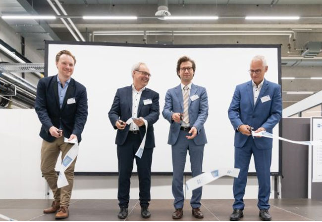 PB: Mit Gästen aus Wirtschaft, Wissenschaft und Politik eröffneten Vertreter der beteiligten Ministerien und des KIT symbolisch durch das Durchschneiden eines Bandes die neue agile Batteriezellfertigungslinie in der Karlsruher Forschungsfabrik. (v.l.n.r.: Stefan Jung, BMBF; Jürgen Fleischer, KIT; Ronny Feuer, MWK; Joachim Knebel, KIT) / ©: Amadeus Bramsiepe, KIT