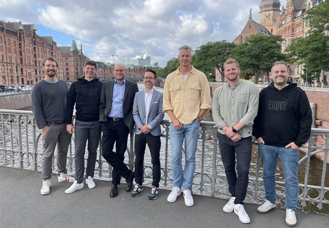 PB: V.l.n.r.: Björn Burau (CFO bei ENOVA), René Meyer (Head of Investment & Asset Management bei ENOVA), Thilo Busse (Leiter Kooperationen und Geschäftsfeldentwicklung bei BayWa r.e.), Jörg Penzlin (Geschäftsführer der BayWa r.e. Wind GmbH), Hauke Brümmer (CEO von ENOVA), Max Gärtner (Asset Manager bei ENOVA), Christian Priegnitz (Senior Corporate Finance Manager bei ENOVA) / ©: ENOVA