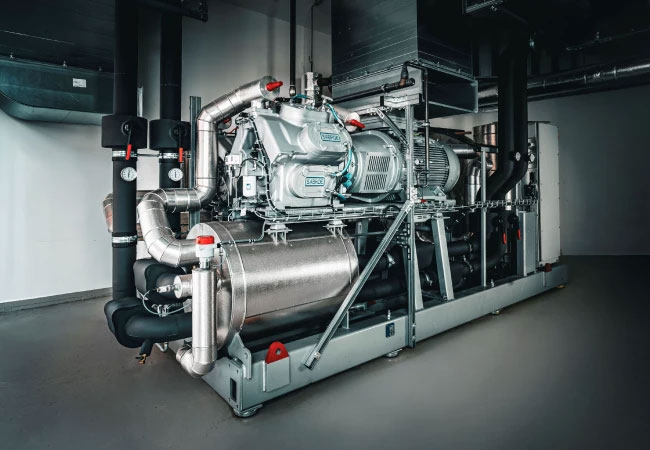 PB: Meerwasser-Wärmepumpe von Johnson Controls in der Energiezentrale der Stadtwerke Neustadt in Holstein. / Copyright: Bildquelle: www.swnh.de