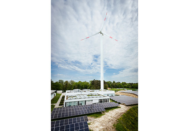 PB: Kombination aus Windenergieanlage, Photovoltaik und Großbatterie am Fraunhofer-Institut für Chemische Technologie ICT. / ©:Fraunhofer-Institut für Chemische Technologie ICT