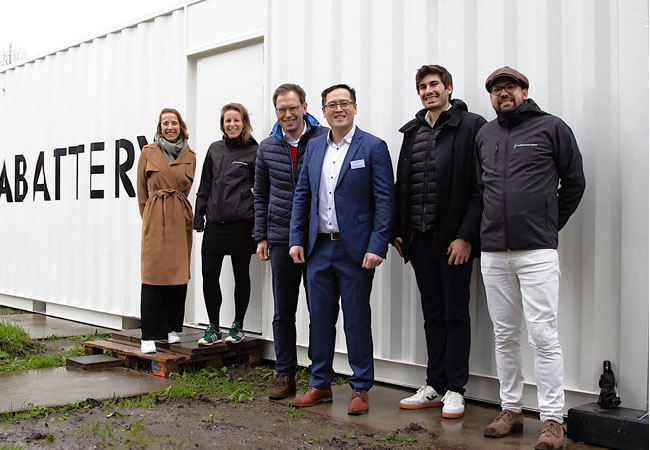 PB: Launch der Pilotanlage – von links nach rechts: Lisa Kratochwill (Startup Engagement Managerin / VERBUND), Janneke Tjon Pian (CCO / AQUABATTERY), Franz Zöchbauer (Bereichsleitung HX / VERBUND), Jiajun Cen (CEO AQUABATTERY), Lukas Titton (Projektleiter Innovative Speicher / VERBUND), Balint Horvath (Business Development Manager / AQUABATTERY), Fotocredit: © Hugo Smeenk / AQUABATTERY