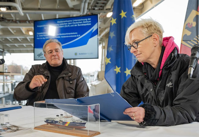 PB: Unterzeichnung des Kooperationsvertrages zwischen DLR und Bundespolizei Das DLR und die Bundespolizei arbeiten im Bereich der maritimen Sicherheit enger zusammen. Prof. Dr.-Ing. Anke Kaysser-Pyzalla, Vorstandsvorsitzende des DLR, und Dr. Dieter Romann, Präsident des Bundespolizeipräsidiums, unterzeichneten den Kooperationsvertrag am 21.11.2024 auf dem Einsatzschiff „BP84 Neustadt“. / Credit: DLR/Frank Peter