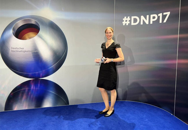 PB: Sandra Pfeiffer, Director Sustainability, nahm den Preis stellvertretend für das #TeamNordex entgegen. / ©: Nordex
